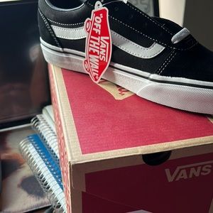 Brand NWT black and white Ward Vans- Size 8.5W